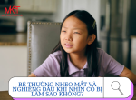 BÉ THƯỜNG NHEO MẮT VÀ NGHIÊNG ĐẦU KHI NHÌN CÓ BỊ LÀM SAO KHÔNG?